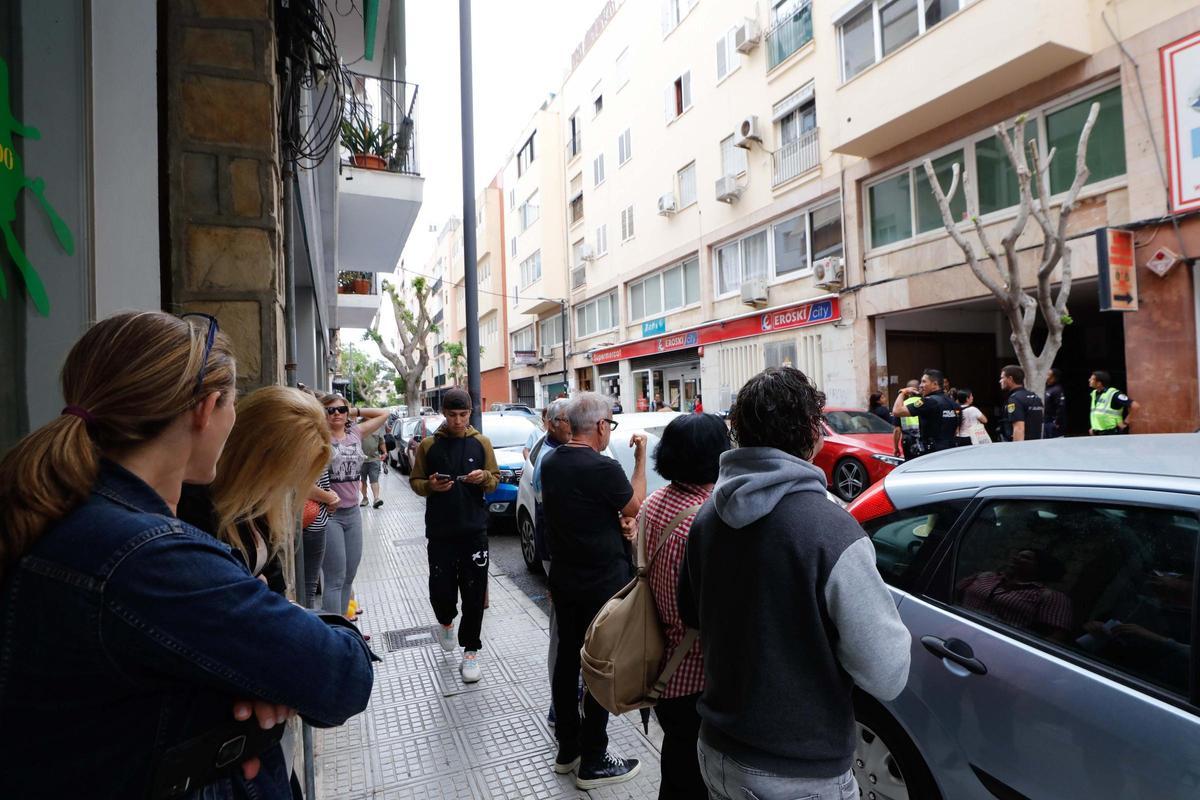 Galería de imágenes del incendio en los bajos del antiguo cine Cartago de Ibiza