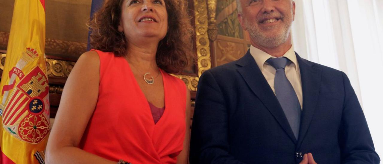 La ministra de Hacienda, María Jesús Montero, y el presidente del Gobierno canario, Ángel Víctor Torres, en una reunión. | | EFE