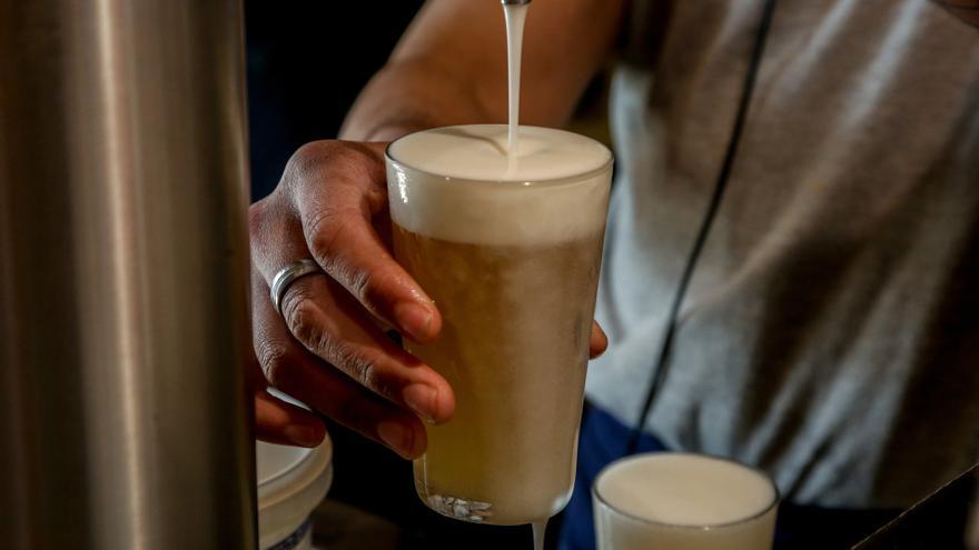 Una camarera tira una cerveza artesanal