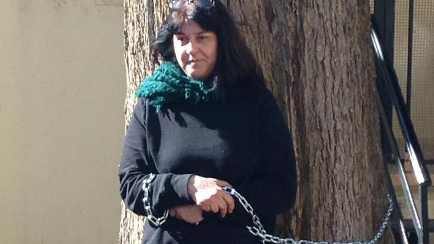 Una mujer se encadena a un árbol de más de 50 años para impedir su tala