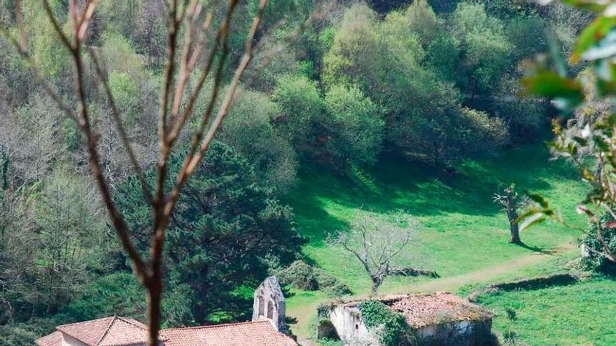 La iglesia y otras edificaciones de la finca de San Antolín de Bedón.