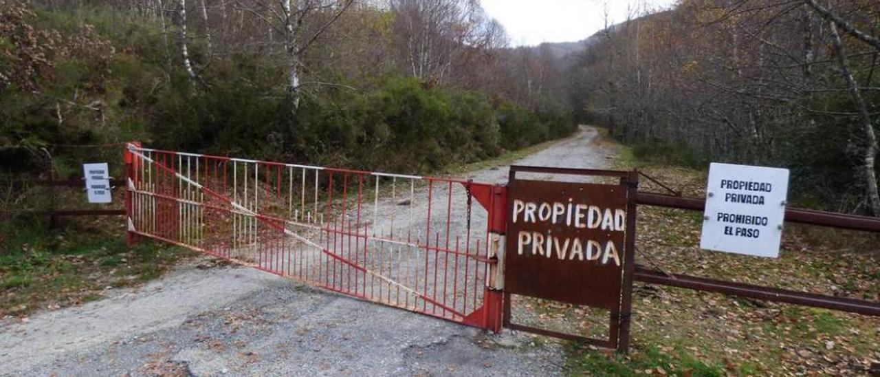 Cancilla que cierra el paso a las brañas del Narcea en Monasterio de Hermo.