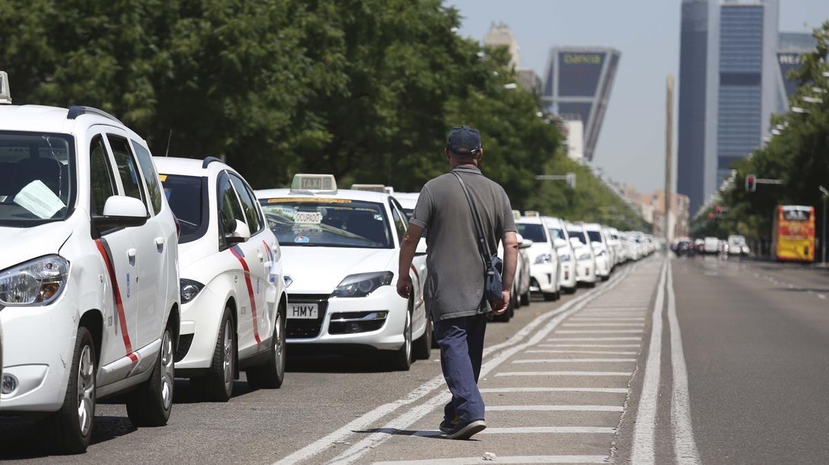 Paro de taxistas en el paseo de la Castellana, en Madrid.