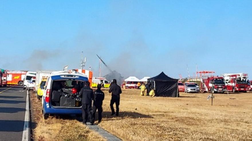 Los bomberos hallan supervivientes en la sección de cola del avión siniestrado