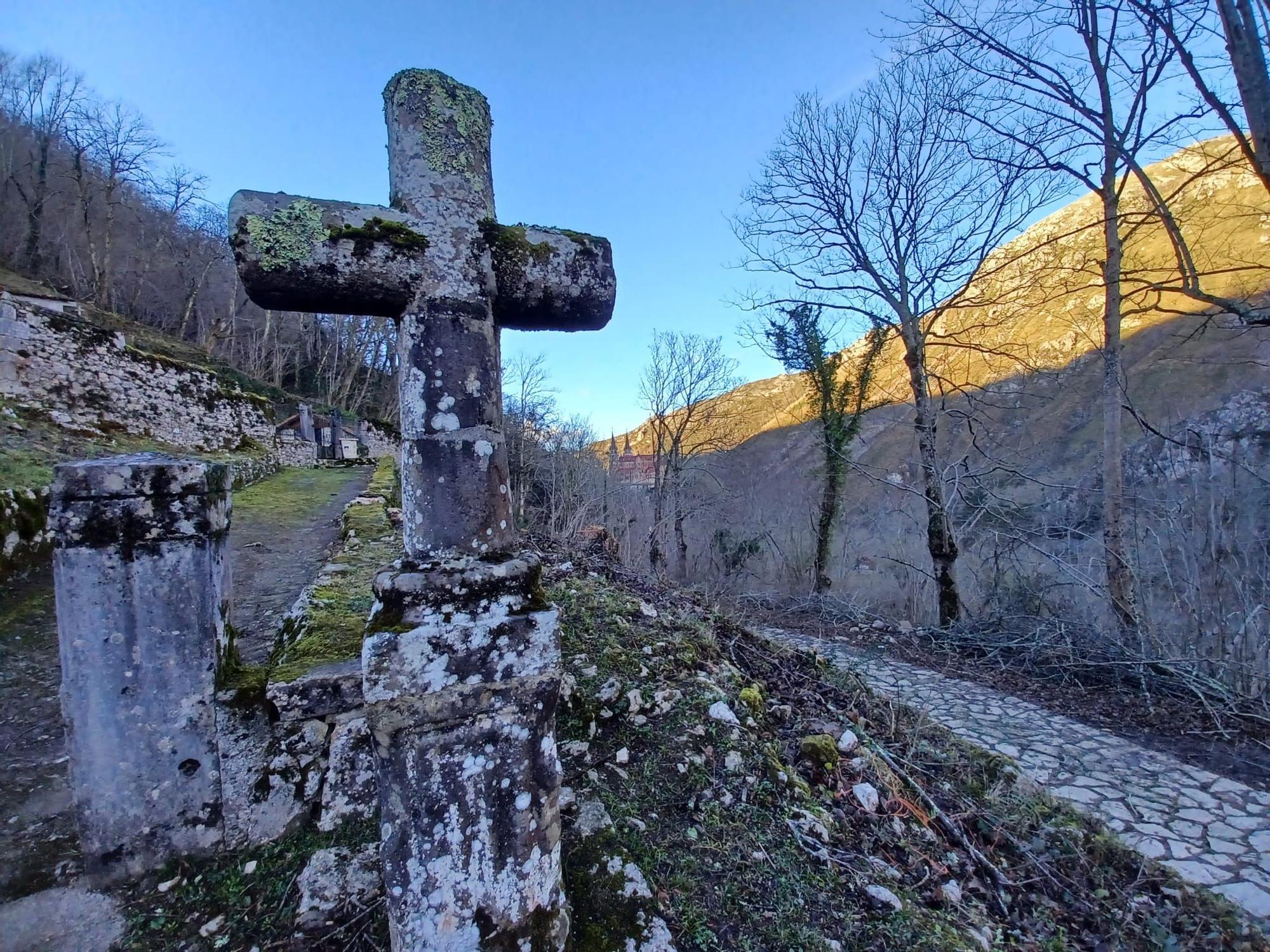 Leones de Papa, jardines de Príncipe y camposanto secreto, las mil y una curiosidades de Covadonga