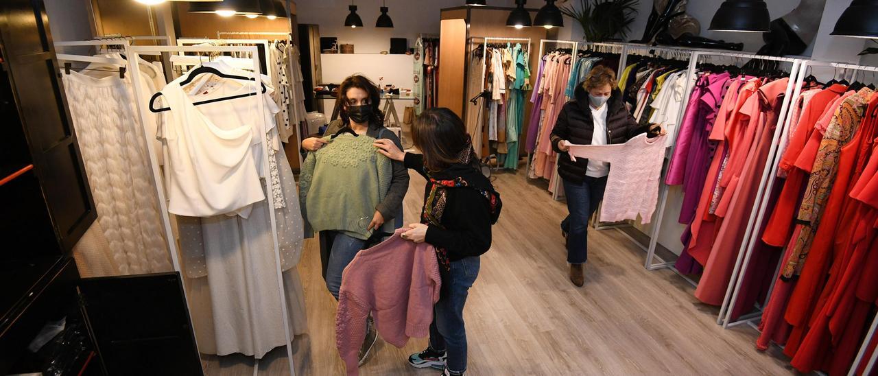 Clientas en un comercio de ropa de Pontevedra.