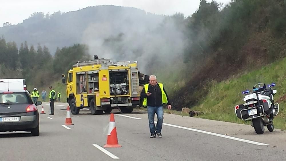 Accidente de un camión en la A-8 a la altura de Villaviciosa