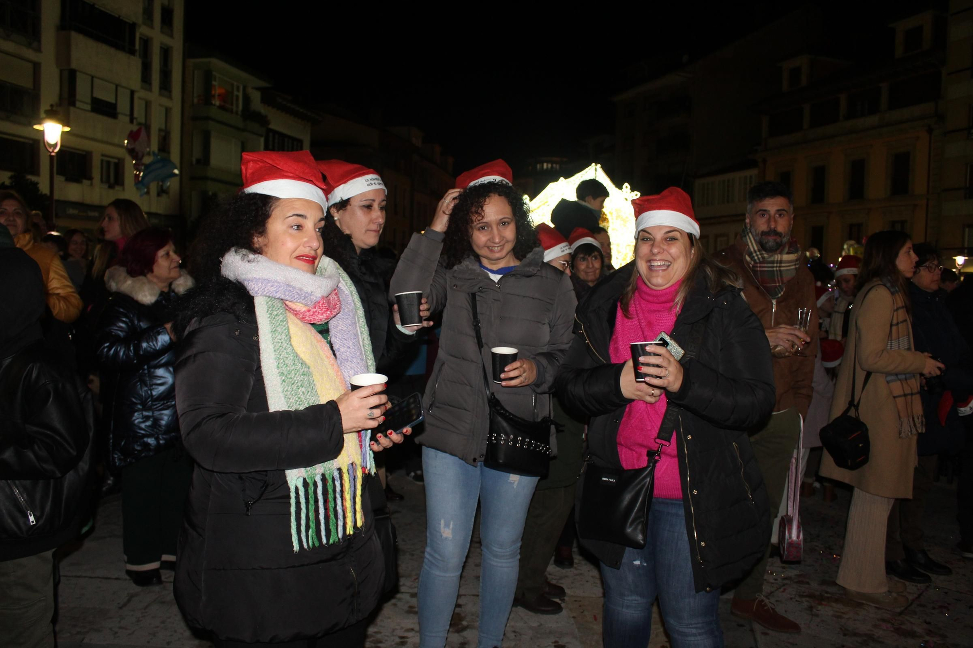 Villaviciosa 'descorcha' la Navidad con un brindis multitudinario