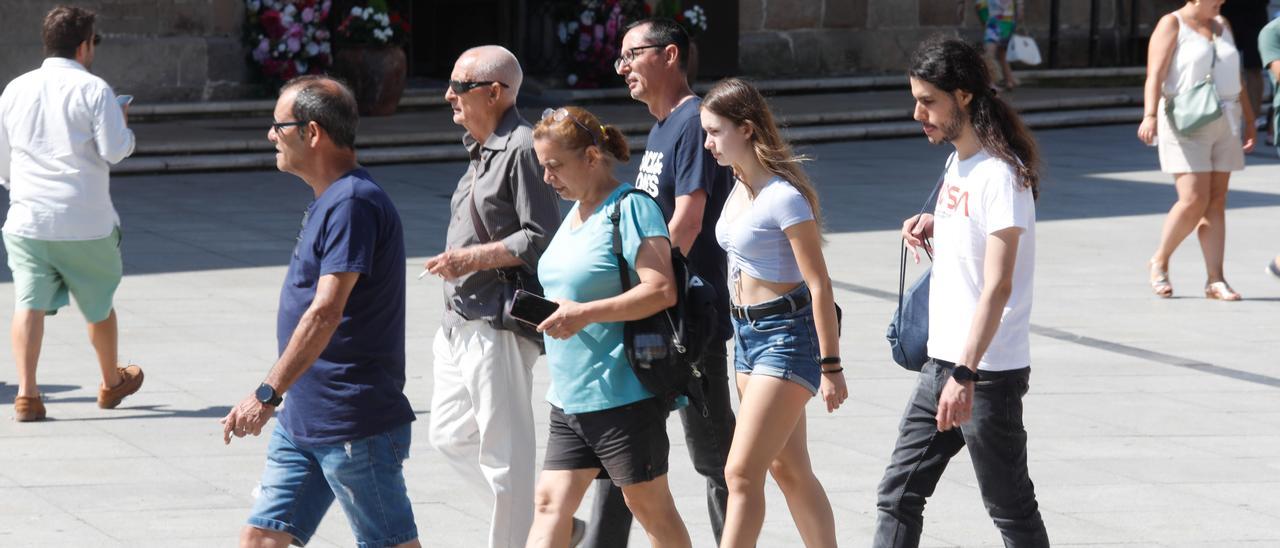 Un grupo de turistas, ayer al mediodía, en El Parche.