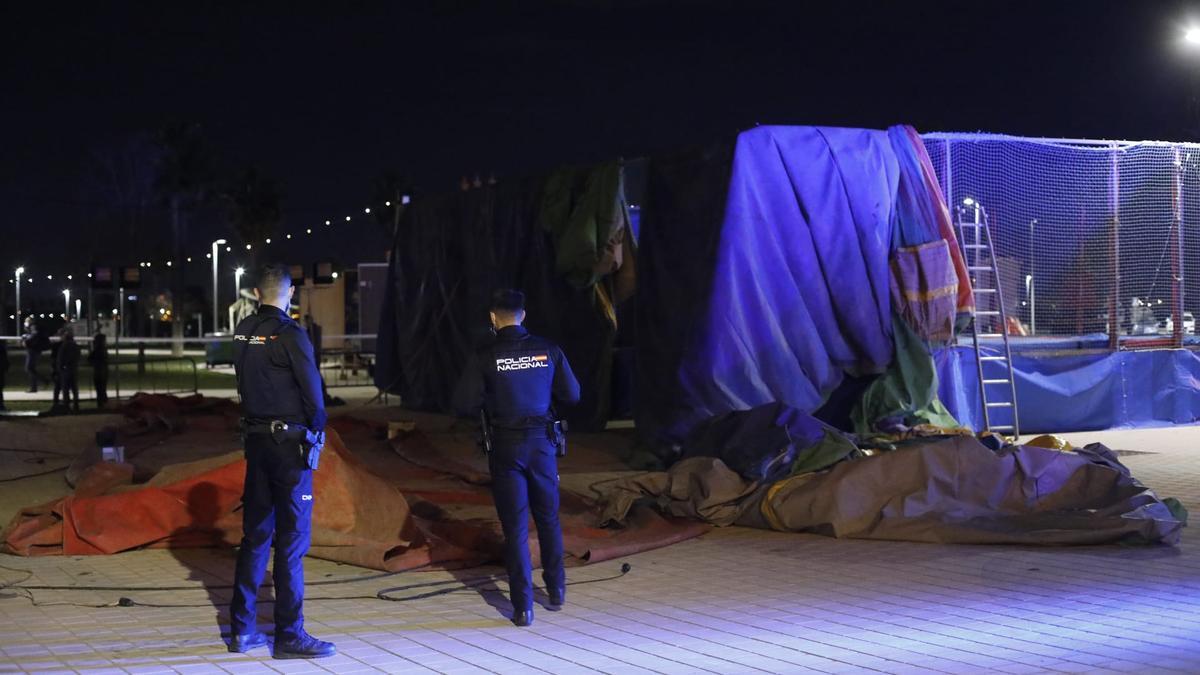 Imagen de la Policía Nacional junto a los resto del hinchable