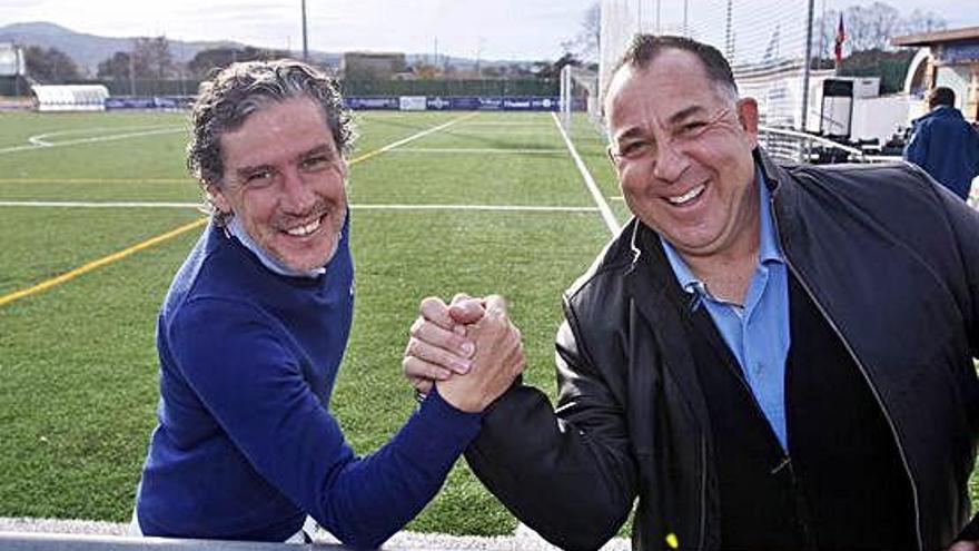 Garrido i Alsina somriuen mentre feien un pols ahir a la tarda al Municipal de Llagostera.