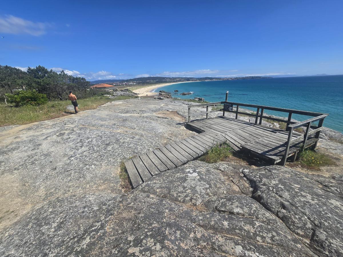 El mirador existente sobre la ensenada de A Lanzada.