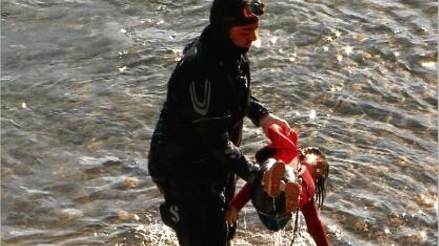 Un membre dels serveis de rescat treu el cadàver d&#039;una nena de l&#039;aigua a l&#039;illa de Lesbos.