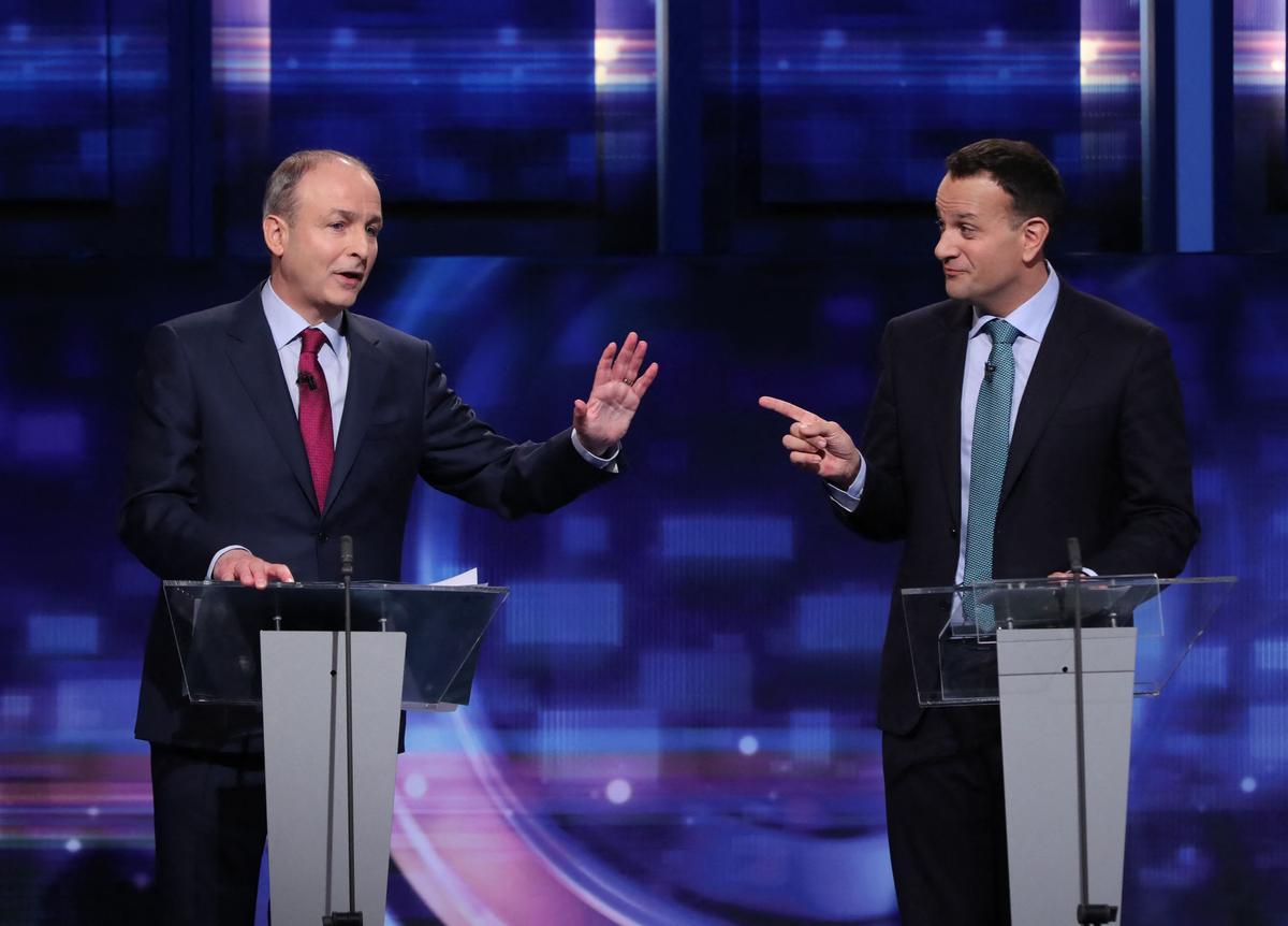 En la imagen de archivo, el líder de Fianna Fail, Micheal Martin (izq.) y el líder de Fine Gael, Leo Varadkar (dcha.), participan en un debate televisivo en Dublín, el 4 de febrero de 2020. En la imagen de archivo, el líder de Fianna Fail, Micheal Martin (izq.) y el líder de Fine Gael, Leo Varadkar (dcha.), participan en un debate televisivo en Dublín, el 4 de febrero de 2020.
