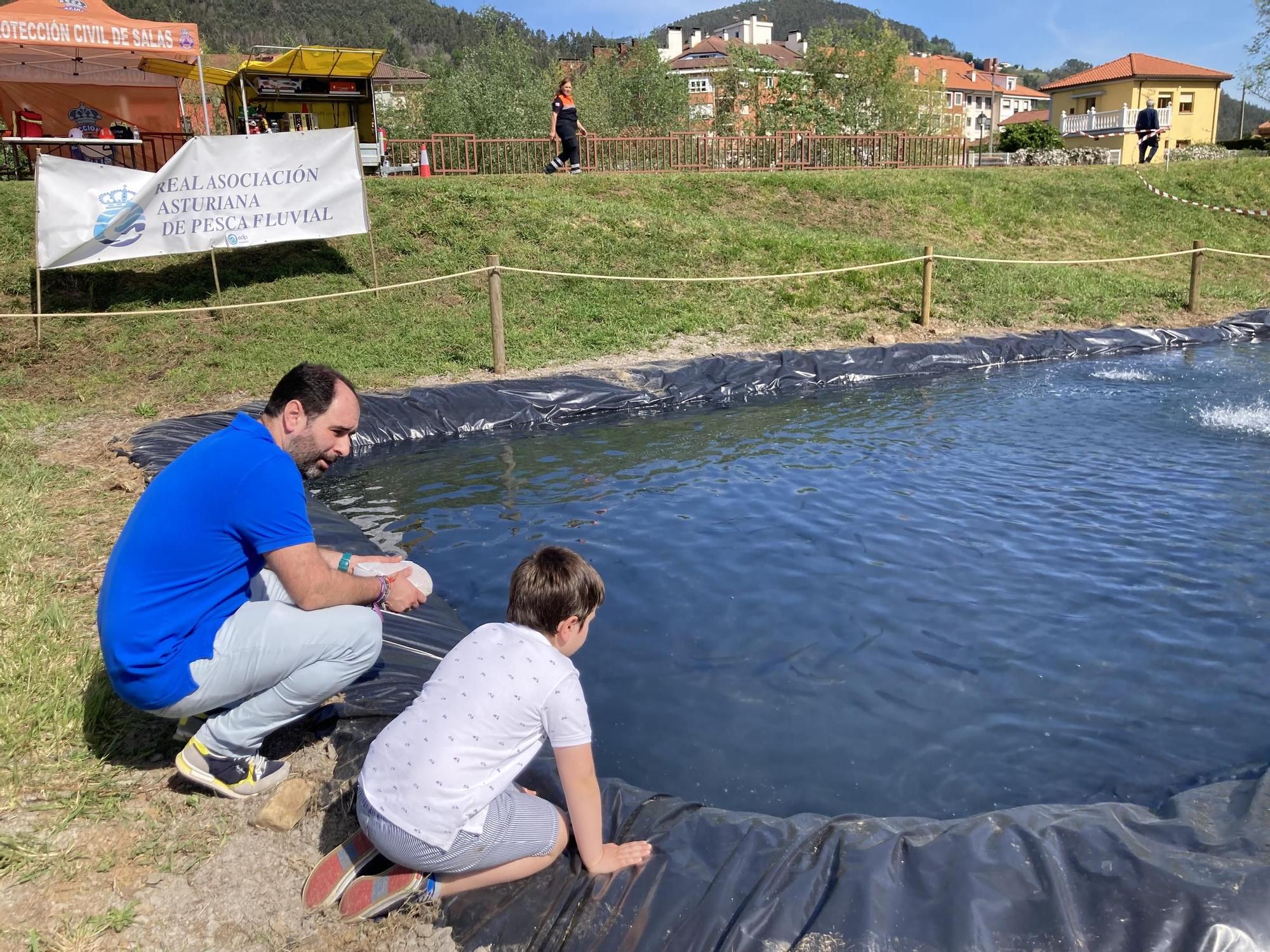 Los pequeños se divirtieron practicando pesca sin muerte en la piscina