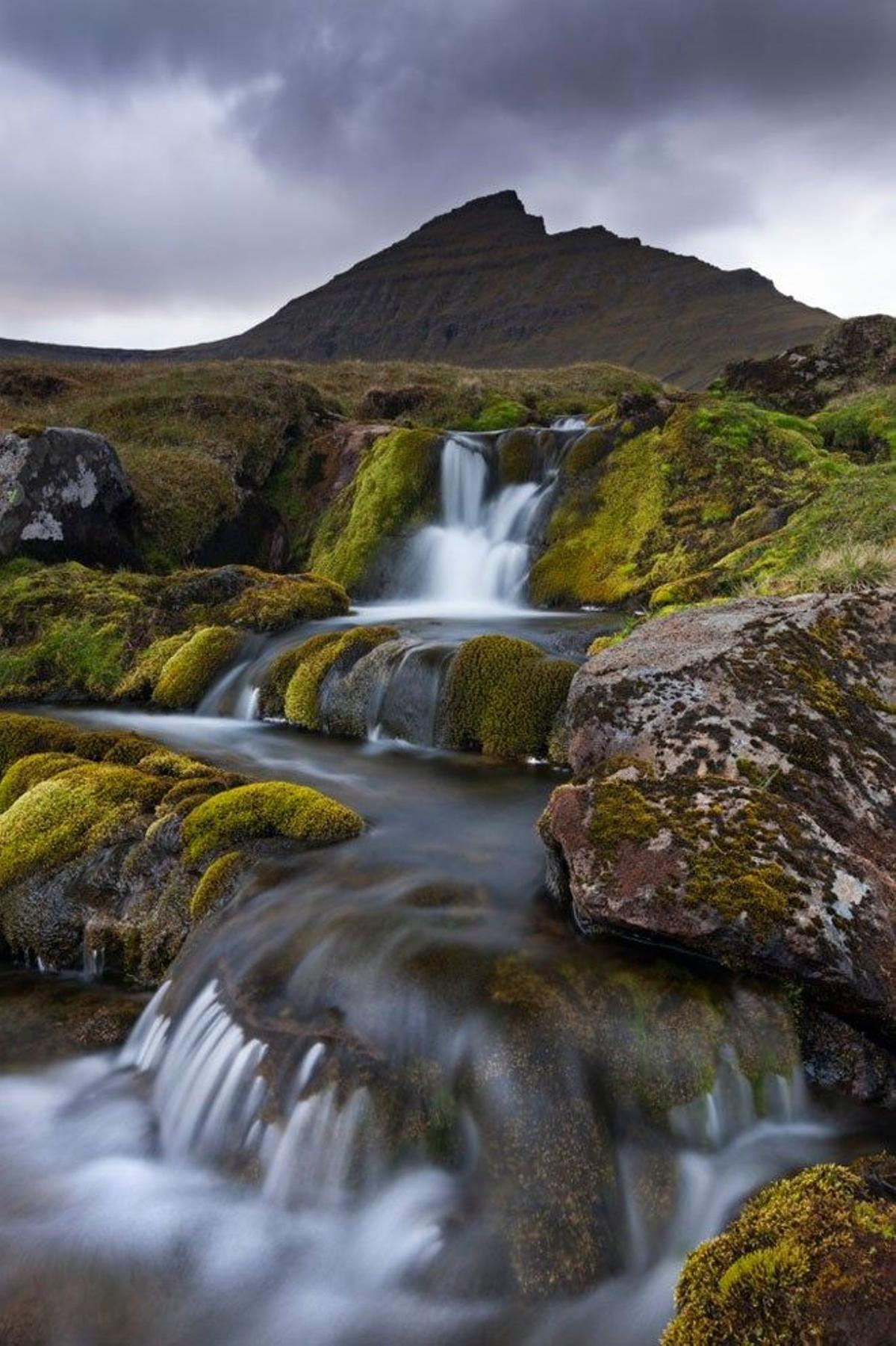 Pequeñas cascadas nacen del punto más alto de las Feroe, la montaña Slaettaratindur, al norte de la isla Eysturoy.