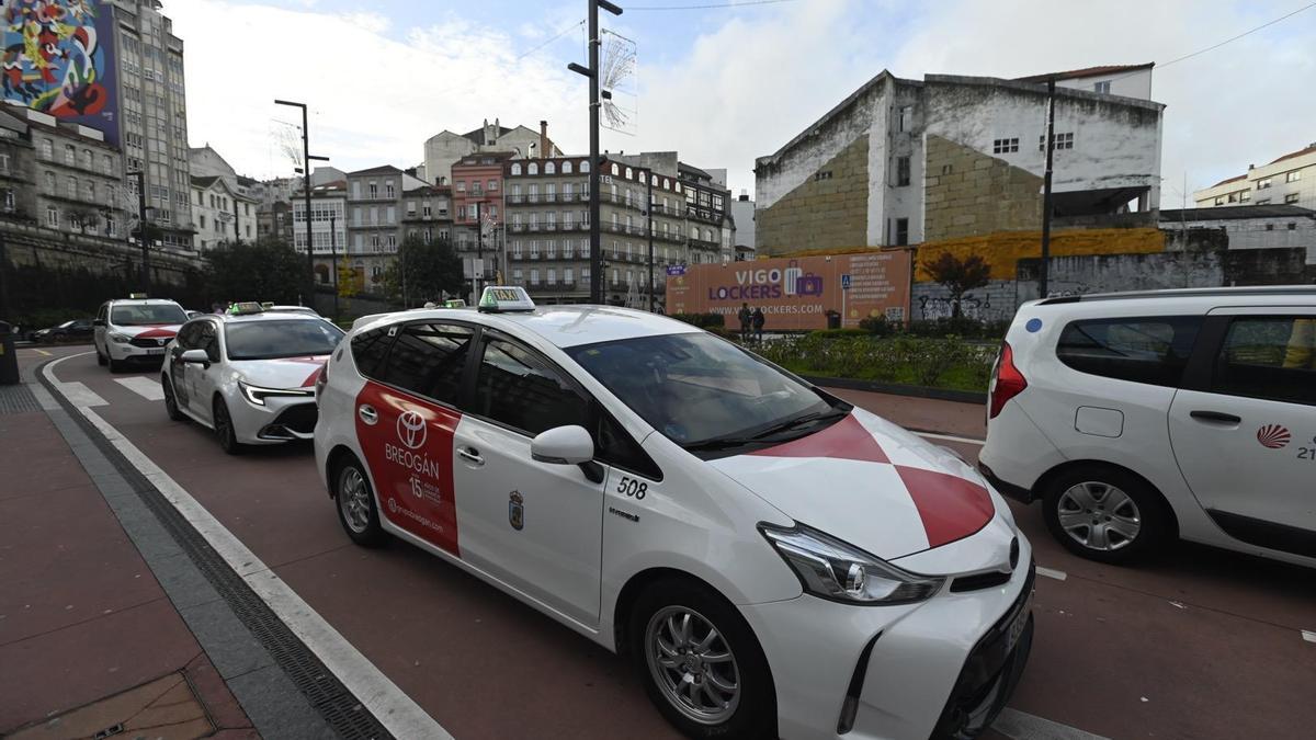 Taxistas en la parada del centro comercial Vialia.