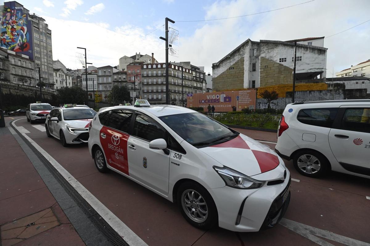 Taxistas en la parada del centro comercial Vialia.