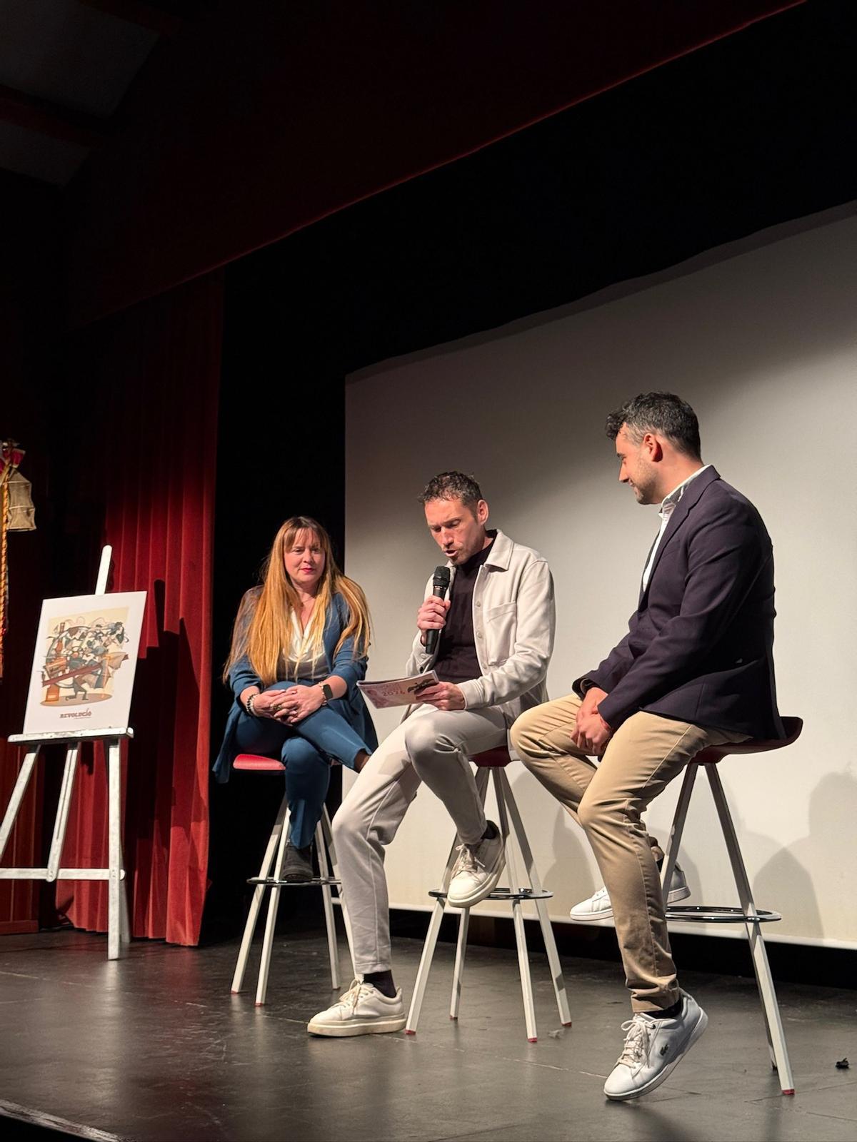 Iván Serrador presenta el llibret de la Falla Port de Silla.