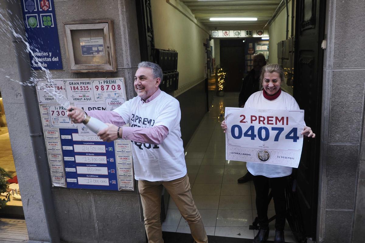 Els propietaris de l'administració de loteria d'Olot celebrant que havien repartit 56 milions d'euros