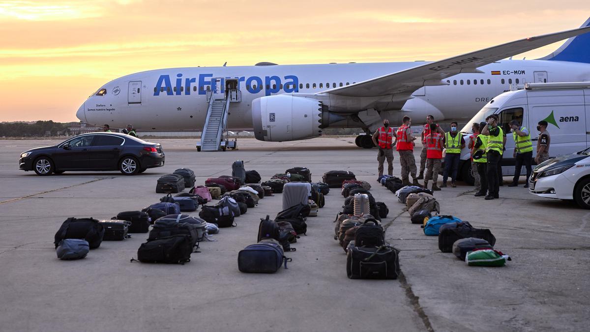Equipajes de refugiados afganos en la base aérea de Torrejón de Ardoz