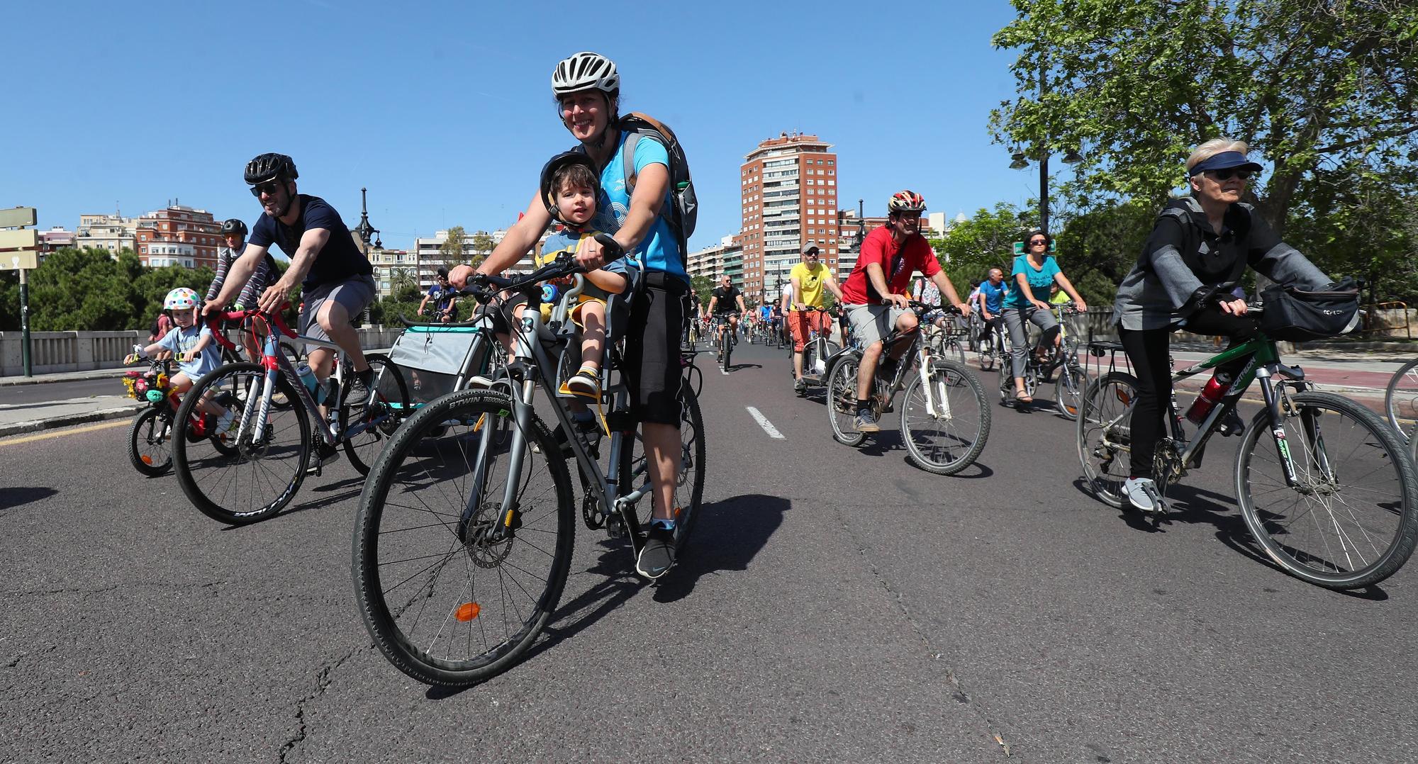 Búscate en la València Bike Parade