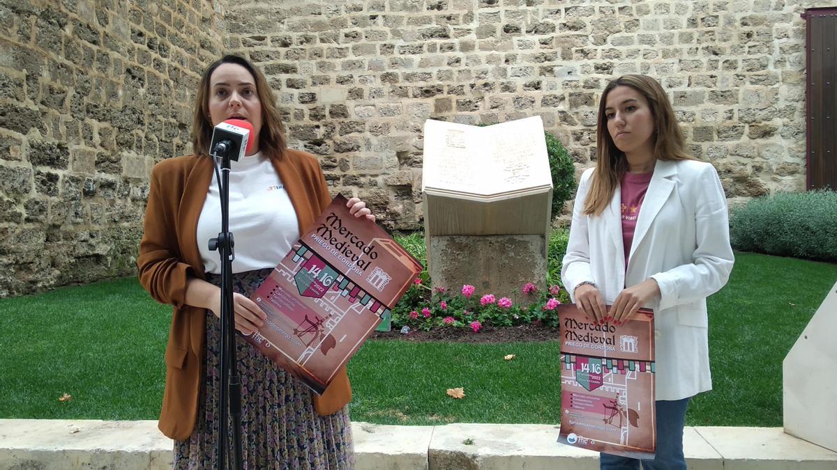 Jezabel Ramírez y Janet Aguilera, durante la presentación del mercado medieval.