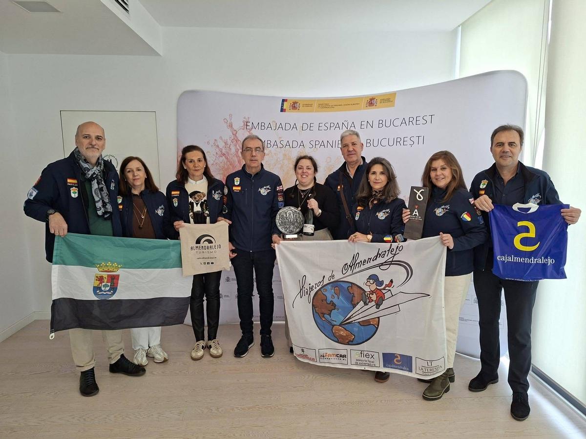 Integrantes de Viajeros Almendralejo recibidos en la Embajada de España en Bucarest.