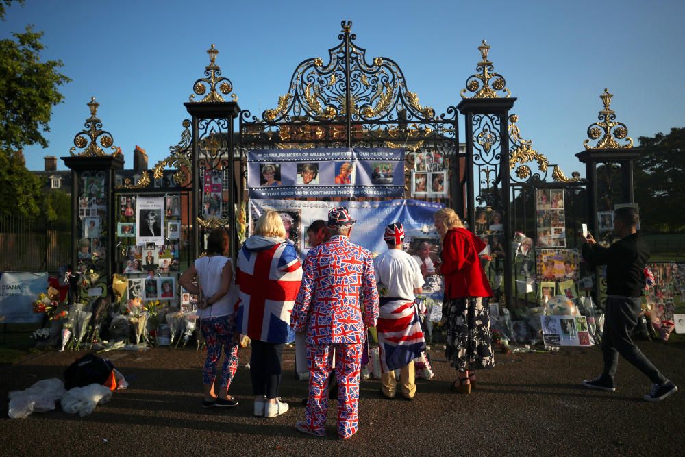 Royal fans look at flowers and tributes left in ...