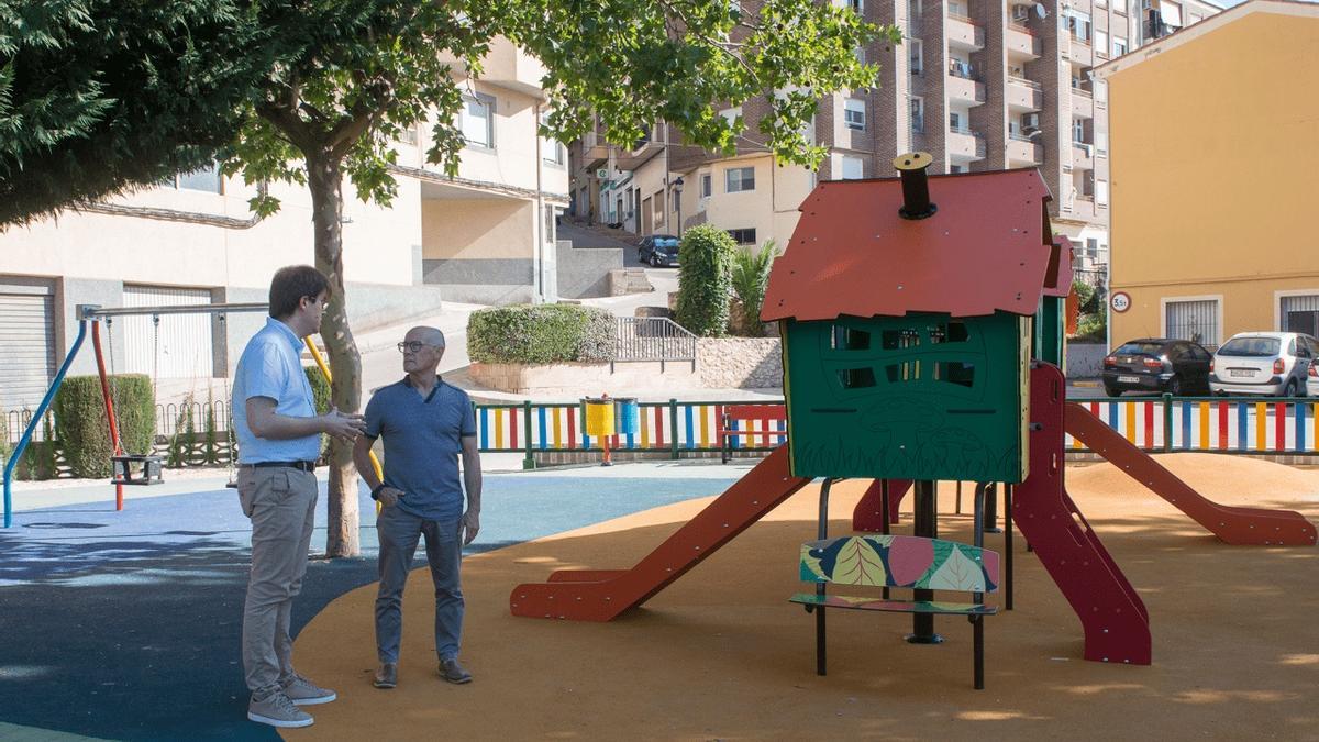 Visita del alcalde y el concejal de Espacio Público al parque de Cervantes