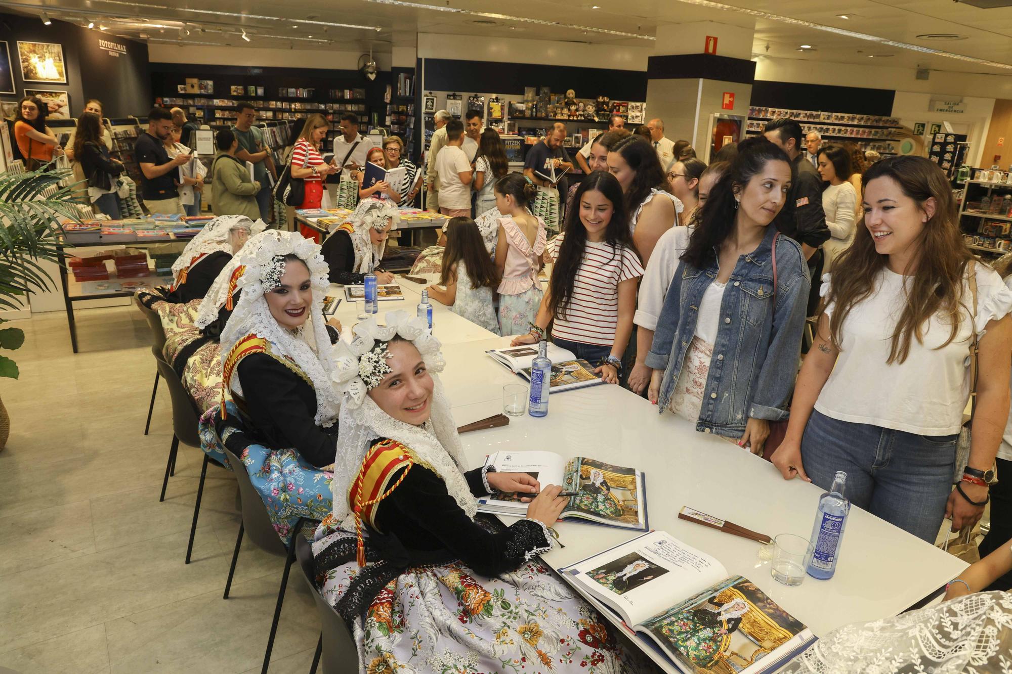 Les Belleas del Foc y sus Damas de Honor firman el Festa de Fogueres en El Corte Inglés