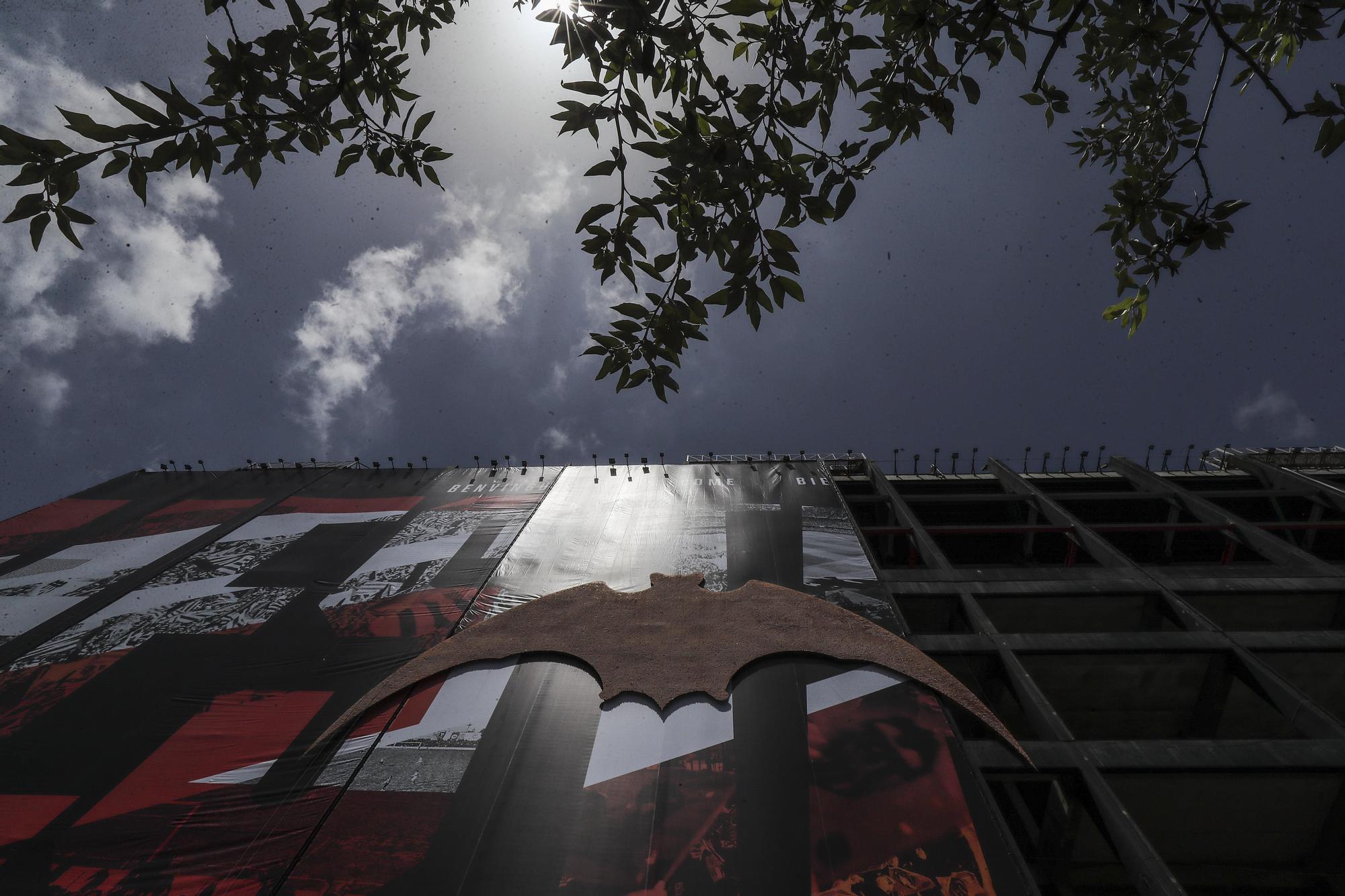 La nueva lona del estadio de Mestalla