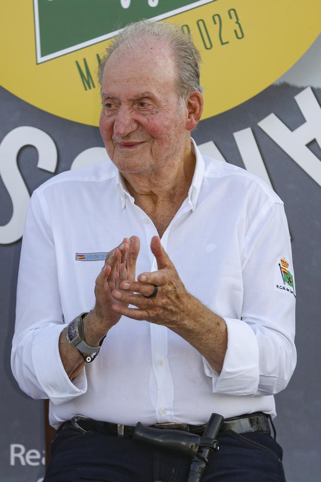 El rey Juan Carlos I entrega en Sanxenxo los premios de la regata que lleva su nombre con un 'smart ring'
