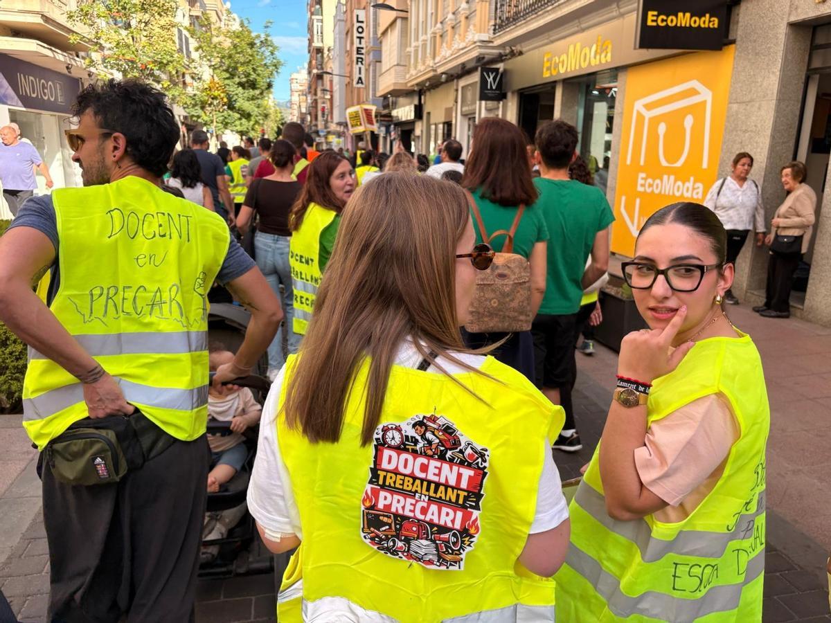 Los chalecos de emergencia identican a los docentes en huelga.