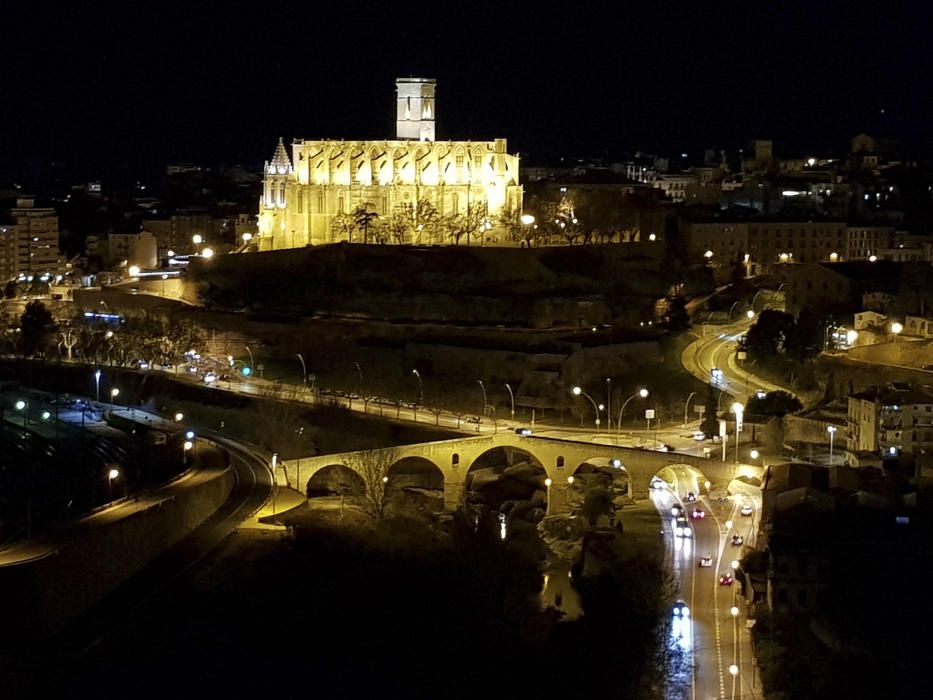 Manresa. De nit i des del Pont Vell de Manresa, veiem la Seu, tot un símbol i icona de la capital de la comarca del Bages, situada sobre el cim del Puigcardener.