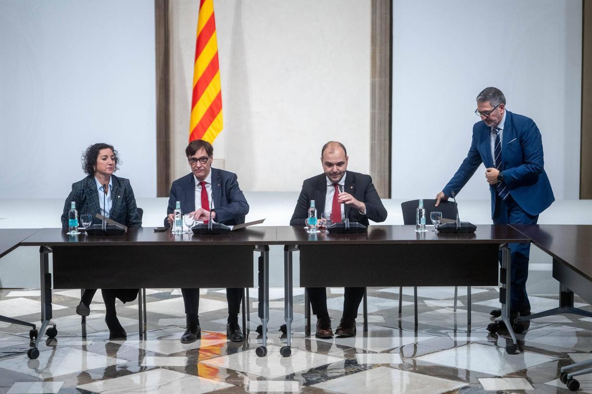 El president Illa y los consellers Romero, Dalmau y Sàmper la última vez que citaron los sindicatos y patronales.