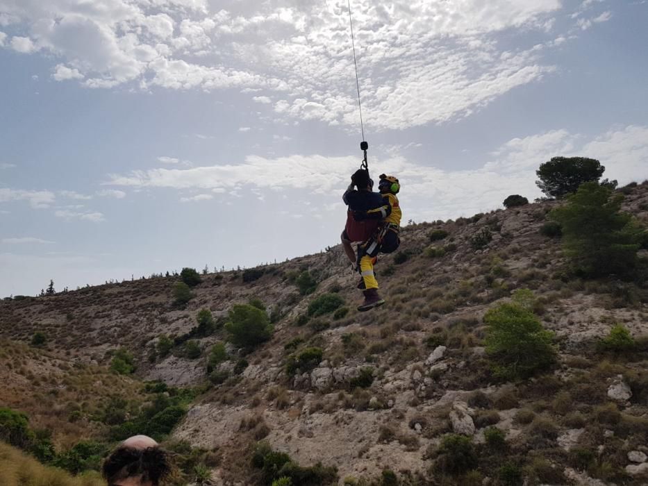 El joven sufre al parecer fractura de tibia y peroné y ha tenido que ser evacuado en una unidad aérea hasta el Parque Comarcal de Bomberos de Elche