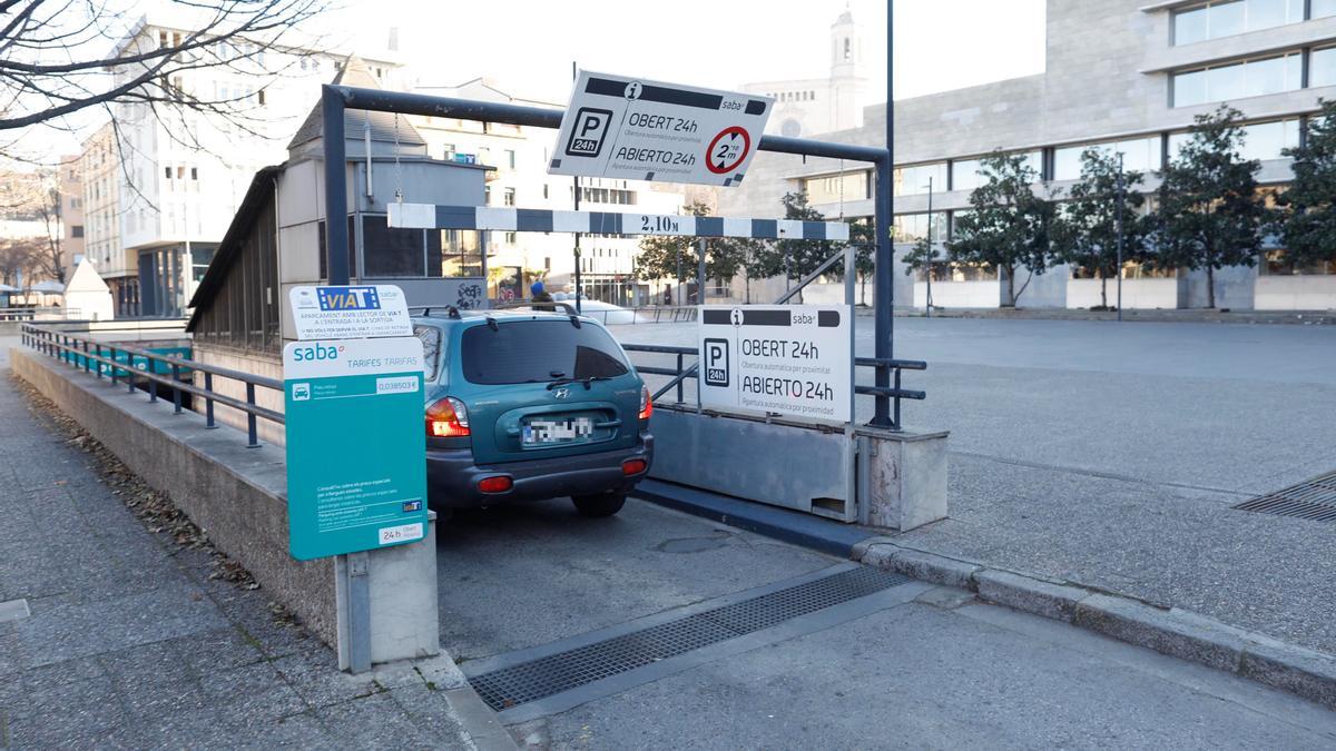 Un cotxe entrant a l&#039;aparcament situat darrere dels jutjats de Girona