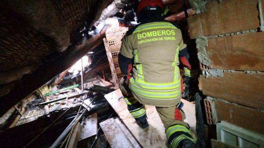 Los Bomberos de la Diputación de Teruel sofocan un incendio en una casa en Calaceite