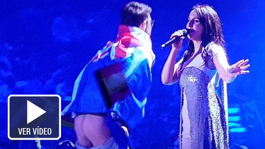 Un joven enseña el trasero en la gala de Eurovisión 2017.