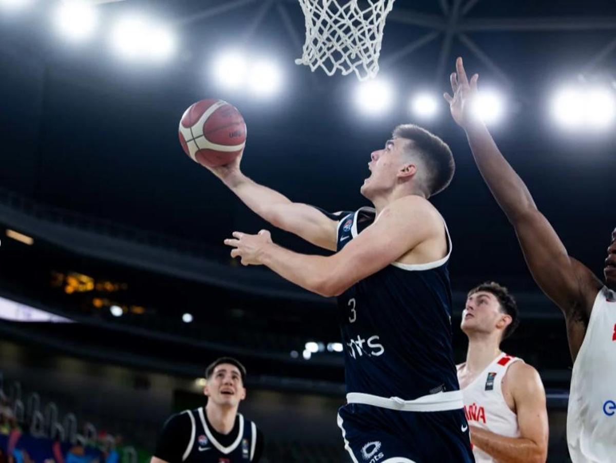 Nikola Dzepina, decisivo bajo el aro en la semifinal entre Serbia y España.