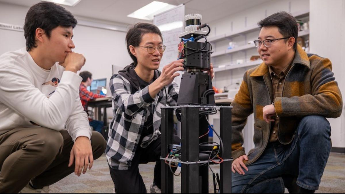 Los investigadores configuran un robot equipado con el nuevo sistema para una prueba.
