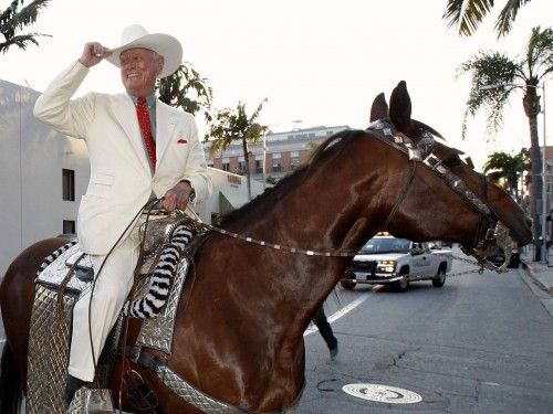 Larry Hagman llega a una fiesta VIP para la Colección de Larry Hagman a Julien Auctions en Beverly Hills, montando a caballo (2011).