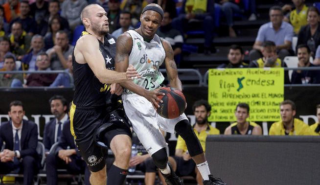 Iberostar Tenerife gana al Divina Seguros Joventut