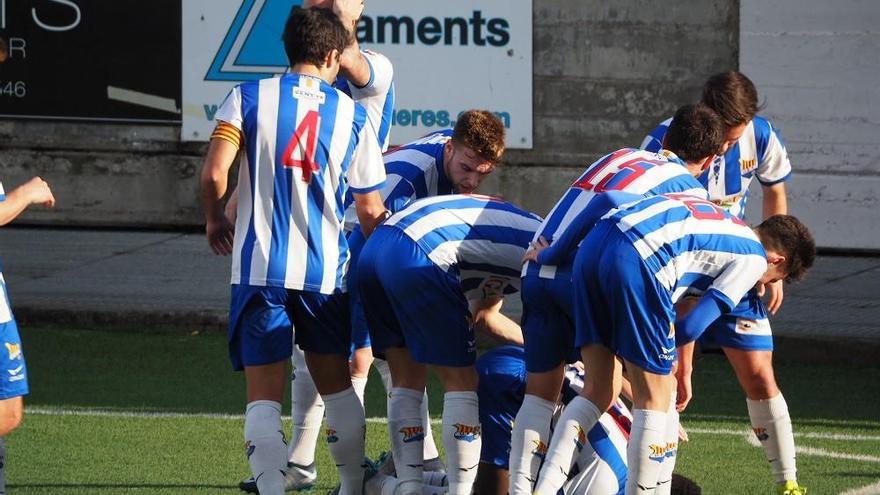 Els jugadors celebren el gol local.