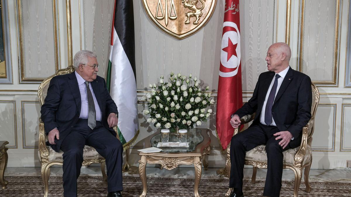 El presidente palestino, Mahmud Abás, y el tunecino, Kais Saied, durante la reunión que mantuvieron este miércoles en Túnez.