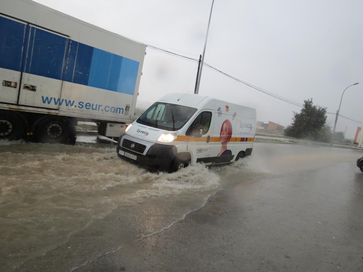 Inundación en la calle Ciudad de Barcelona de Paterna.