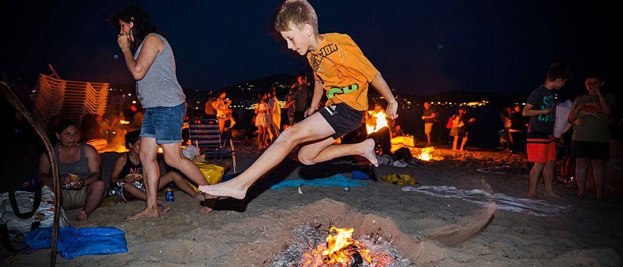 Imgen de la ‘nit’ de Sant Joan en la playa de Talamanca, en 2019. | VICENT MARÍ