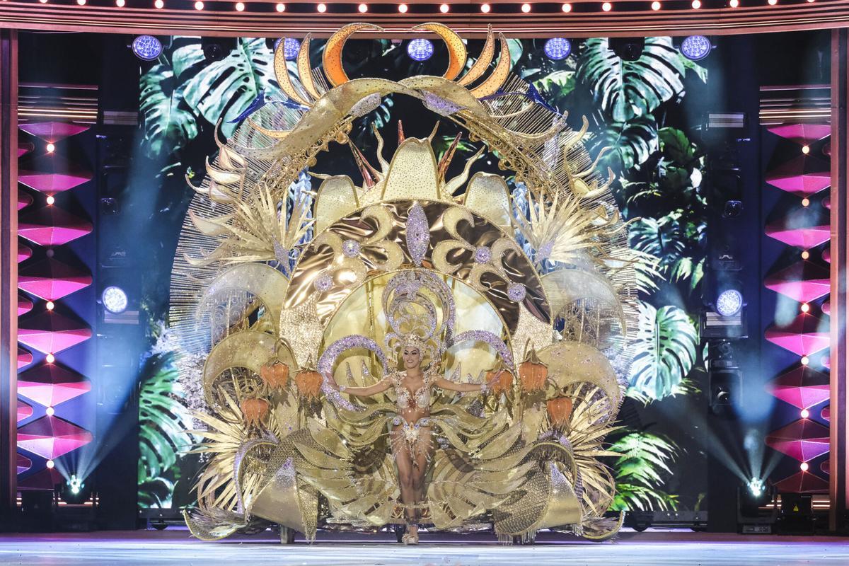 Evelyn Moreno Quintana, por Pescados Oliver Miranda Artiles y Atrium Veterinarios, lleva un diseño de Juan Miranda Artiles: «Esencia»