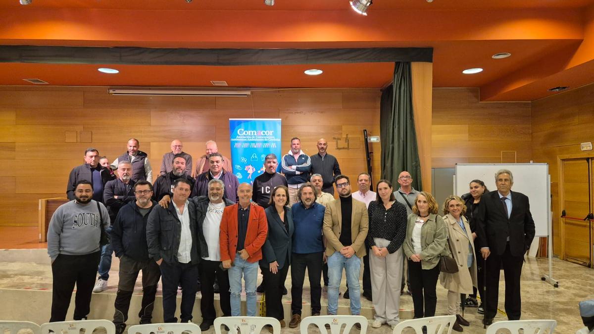 Asamblea de Comacor con la presidente del Imdeec, Blanca Torrent, y representantes de otros grupos políticos.